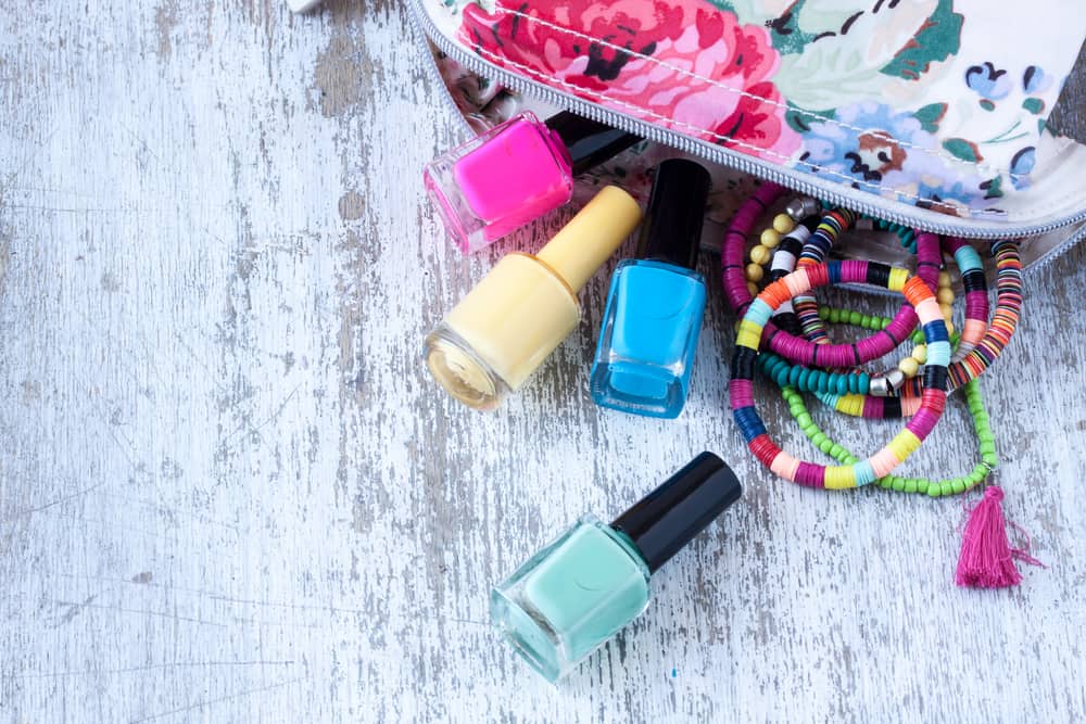 Nail polish and bracelets for summer