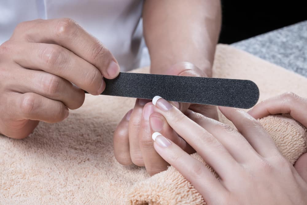 Processing of nails by a nail file